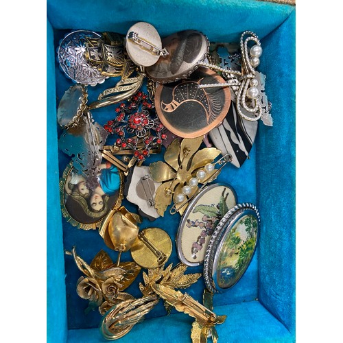 445 - Large selection of vintage and later brooches