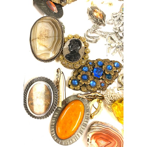 414 - Large selection of vintage and later brooches