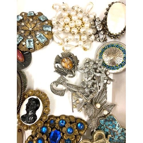 414 - Large selection of vintage and later brooches