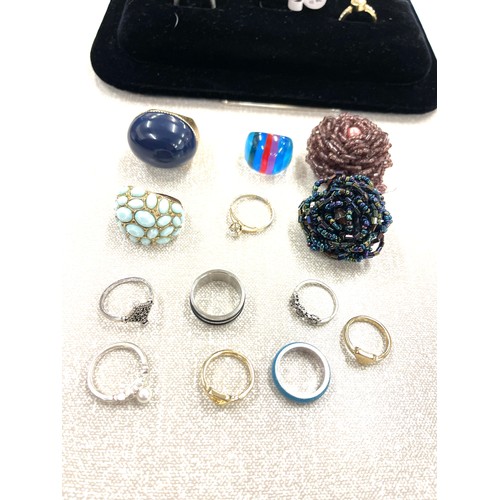 424 - Large selection of assorted ladies costume rings