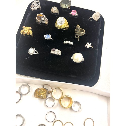 425 - Large selection of assorted ladies costume rings