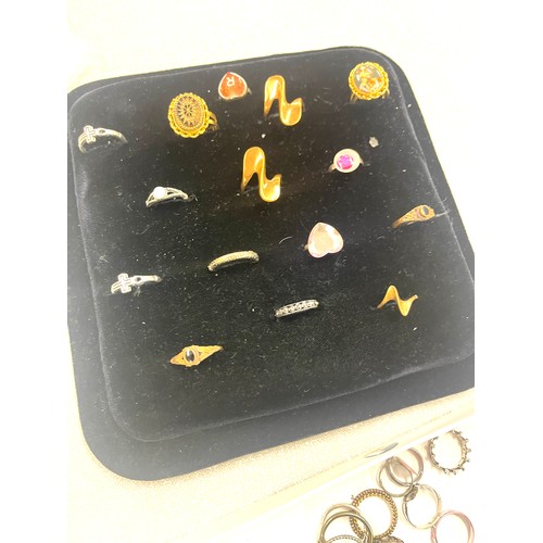 423 - Large selection of assorted ladies costume rings