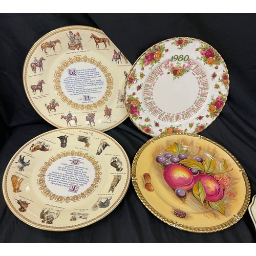 137 - Selection of assorted collectors plates includes Royal Albert, Aynsley, Royal Doulton.