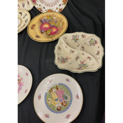 137 - Selection of assorted collectors plates includes Royal Albert, Aynsley, Royal Doulton.