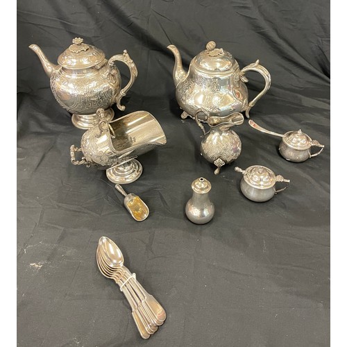 132 - Selection of silver plate items to include tea pots, salt shaker, sugar pot etc