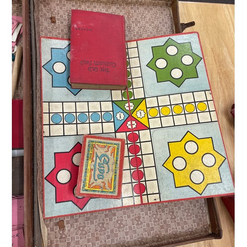 198 - Selection of vintage games to include dominos, house lotto, Ludo etc