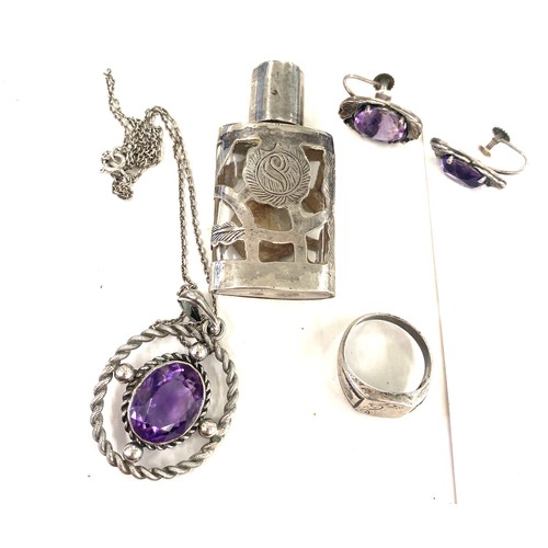 559 - Silver scent bottle along with silver jewellery pieces