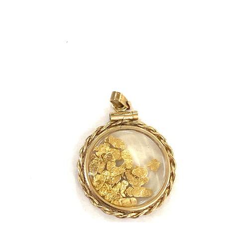 545 - Vintage yellow metal pendant with gold flakes