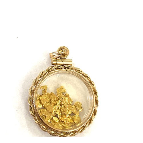 545 - Vintage yellow metal pendant with gold flakes