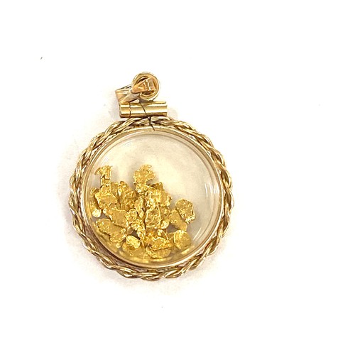 545 - Vintage yellow metal pendant with gold flakes