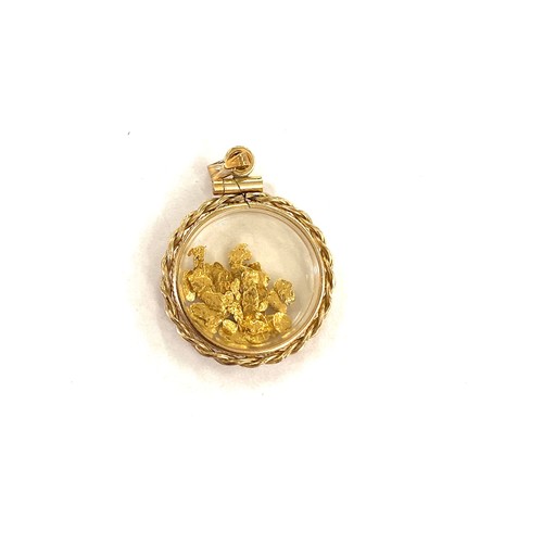 545 - Vintage yellow metal pendant with gold flakes