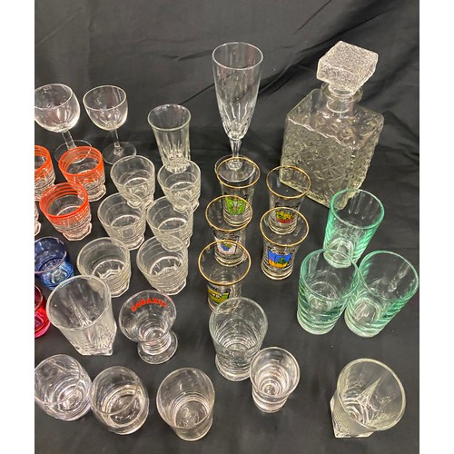 279 - Large selection of assorted glassware