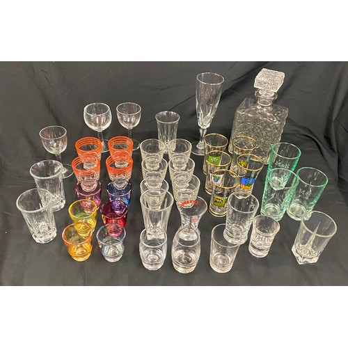 279 - Large selection of assorted glassware