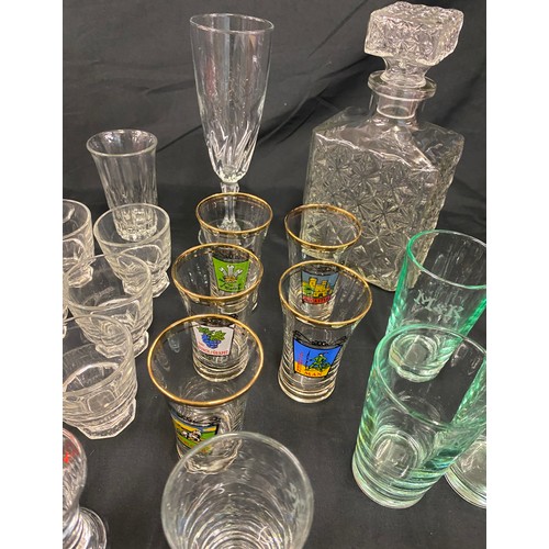 279 - Large selection of assorted glassware