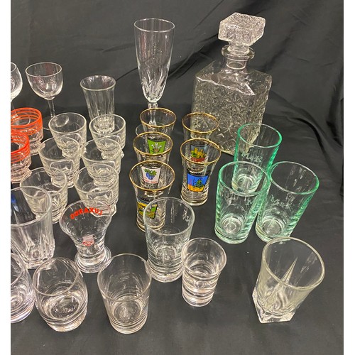 279 - Large selection of assorted glassware