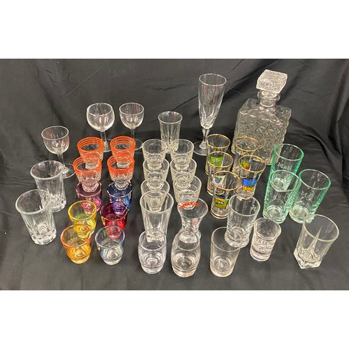 279 - Large selection of assorted glassware