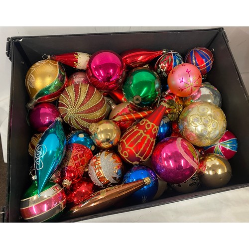 263 - Large selection of vintage and later bauble balls