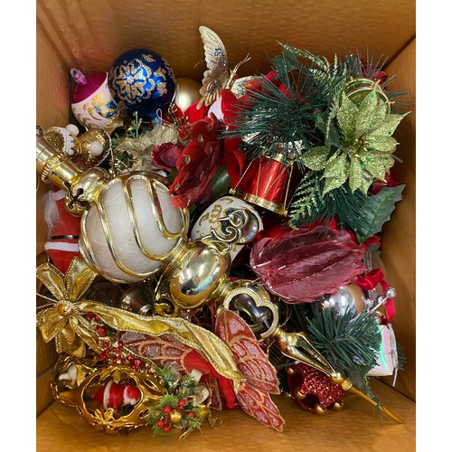 263 - Large selection of vintage and later bauble balls