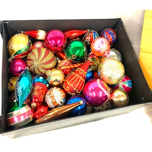 263 - Large selection of vintage and later bauble balls