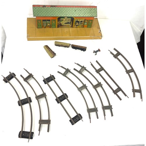 210 - Selection of Hornby items includes boxed Level crossing no 1, turntable no.1, 340 Hornby engine and ... 