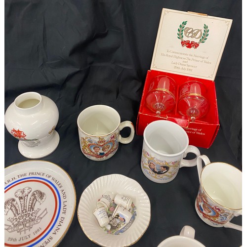 192 - Selection of coronation ware includes tins, cups, wedgwood etc