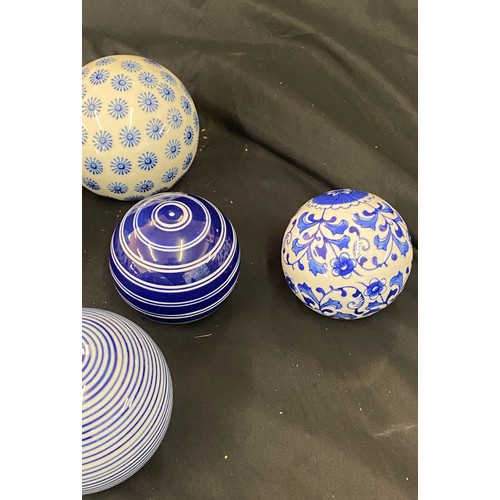 77 - 5 Vintage decorative ceramic carpet balls