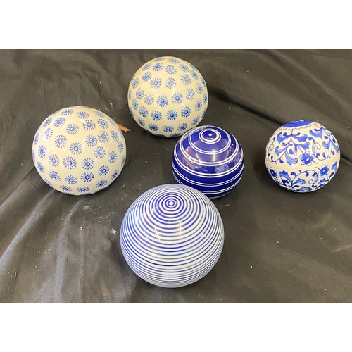 77 - 5 Vintage decorative ceramic carpet balls