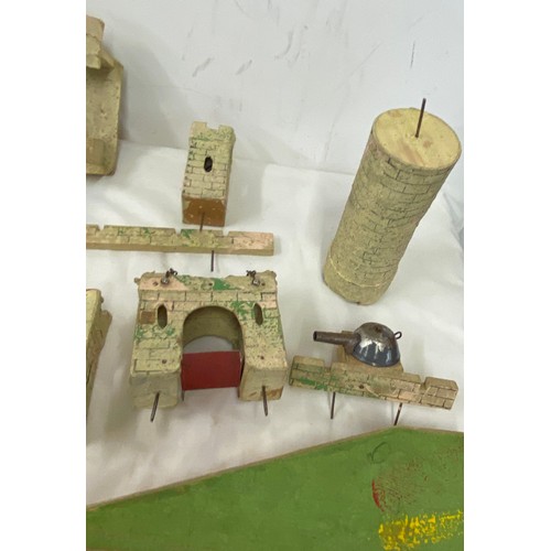 287 - Vintage fort and plastic soldiers