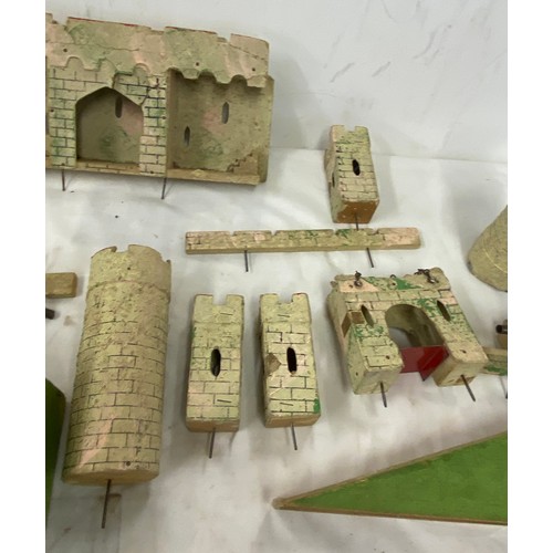 287 - Vintage fort and plastic soldiers