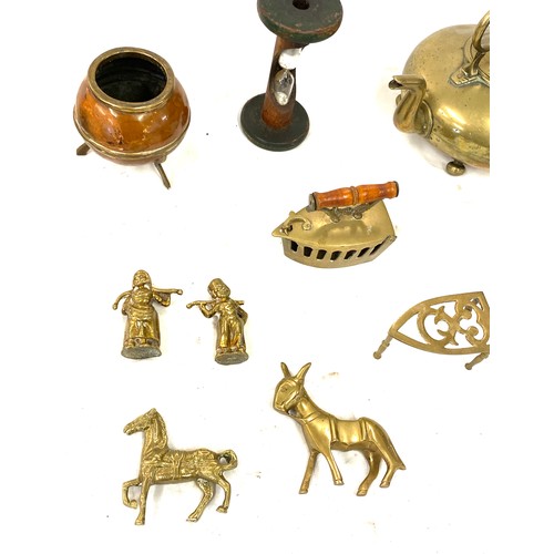 230 - Selection of collectable items includes brass ware, wooden framed brush set etc