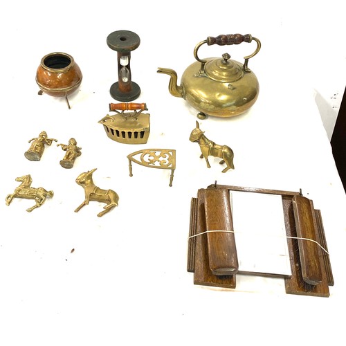 230 - Selection of collectable items includes brass ware, wooden framed brush set etc