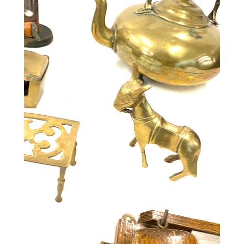 230 - Selection of collectable items includes brass ware, wooden framed brush set etc