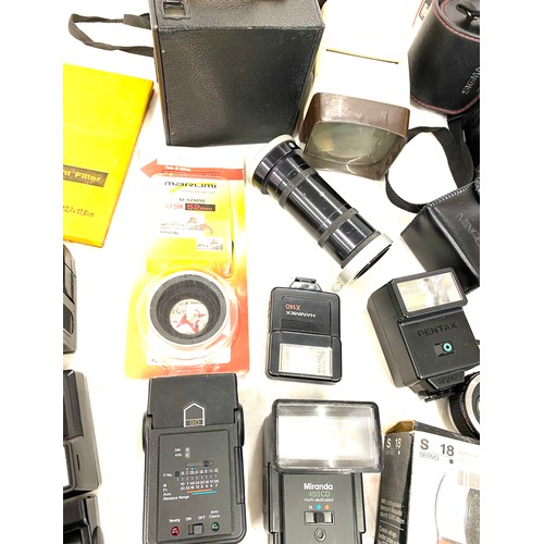 282 - Large selection of assorted photo flashes includes Miranda 450CD, Starblitz etc