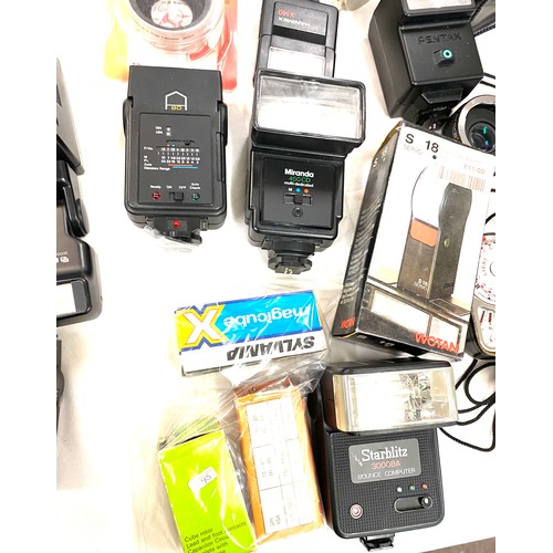 282 - Large selection of assorted photo flashes includes Miranda 450CD, Starblitz etc