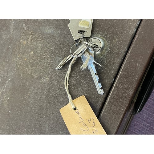 340 - Vintage lockable gun cabinet with key, can become mobile