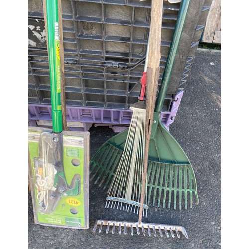 100D - Selection of assorted garden tools