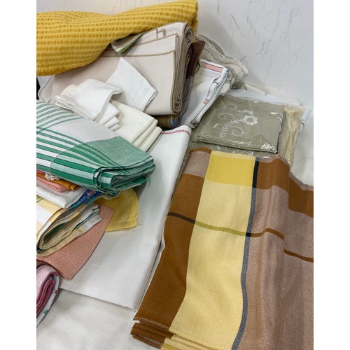 257 - Large selection of vintage and later linen