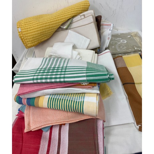 257 - Large selection of vintage and later linen