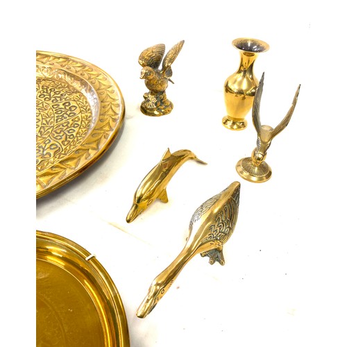 195 - Selection of assorted brass ware includes brass charger etc