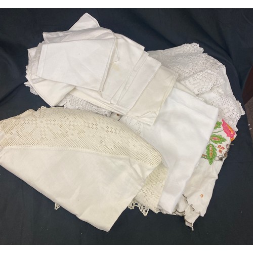 243 - Selection of vintage linen