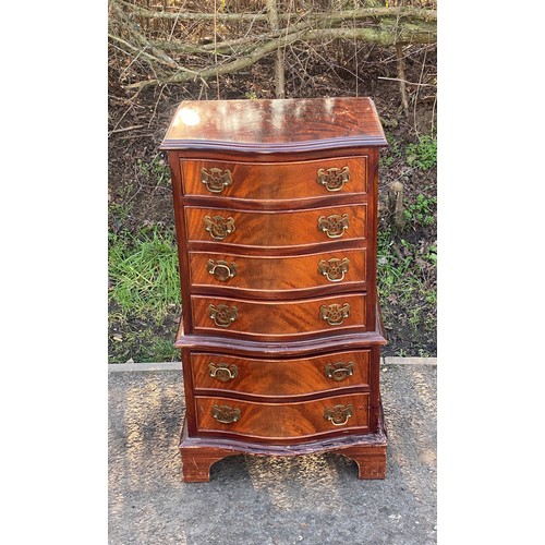 634 - Six drawer mahogany chest, measures approx 30 inches tall by 16 inches wide by 13 inches depth