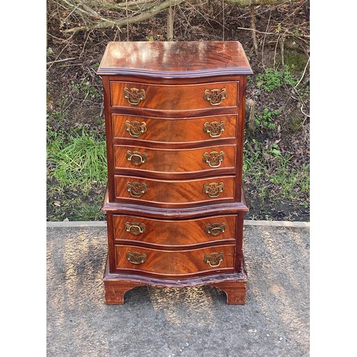 634 - Six drawer mahogany chest, measures approx 30 inches tall by 16 inches wide by 13 inches depth