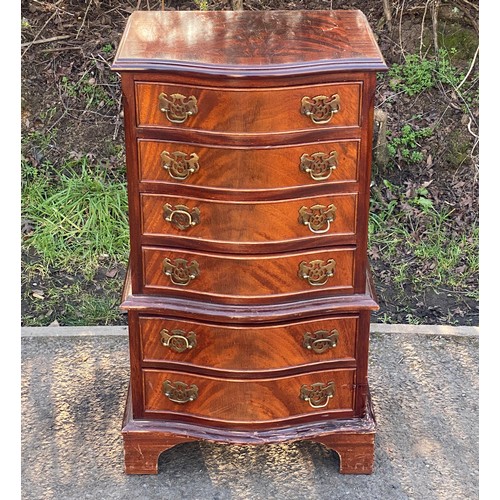 634 - Six drawer mahogany chest, measures approx 30 inches tall by 16 inches wide by 13 inches depth