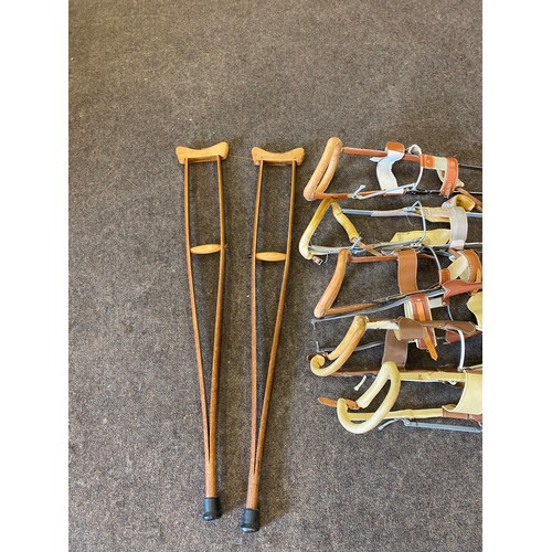 376 - Vintage metal knee/leg supports and a pair of wooden crutches