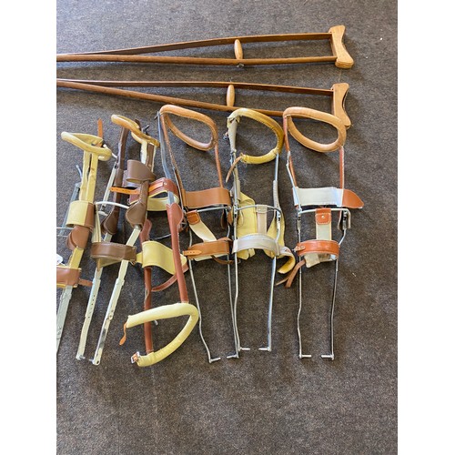 376 - Vintage metal knee/leg supports and a pair of wooden crutches