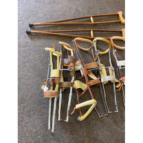 376 - Vintage metal knee/leg supports and a pair of wooden crutches