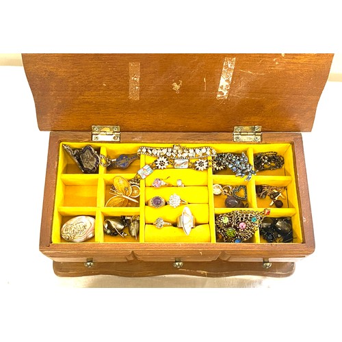 431 - Selection of vintage and later ladies costume jewellery