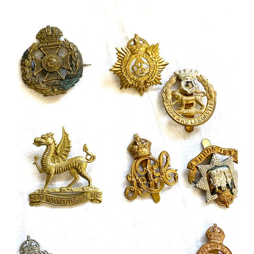 464 - Selection 12 military cap badges