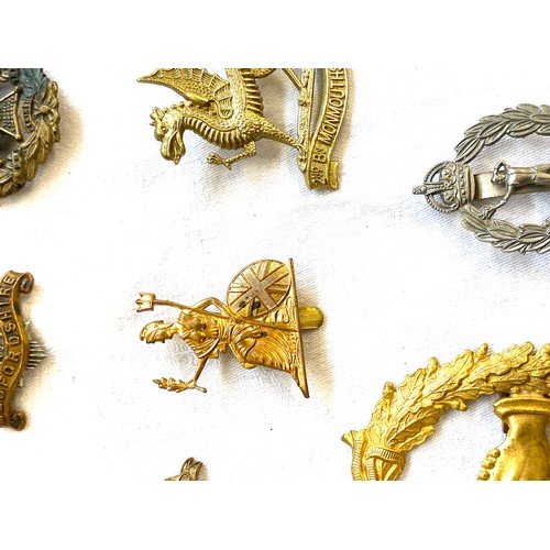 464 - Selection 12 military cap badges