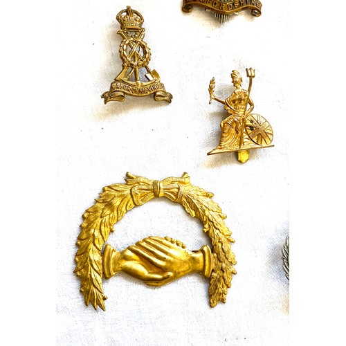 464 - Selection 12 military cap badges